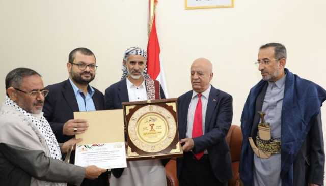 الرهوي يُكرّم كوادر مؤتمر “فلسطين قضية الأمة” تقديرًا لجهودهم الوطنية