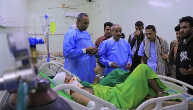 عطيفي يتفقد جرحى جريمة قصف مصنع إسمنت باجل