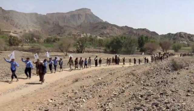 مسير وعرض كشفي لطلاب المدارس الصيفية في بدبدة بمأرب