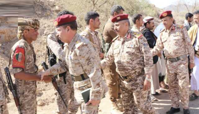 قيادات من وزارة الدفاع وهيئة الأركان تعايد المرابطين بمواقع العسكرية الرابعة