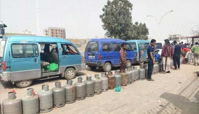 عدن تغرق في أزمة وقود وغاز خانقة عشية العيد واحتقان شعبي يتصاعد
