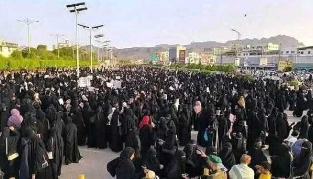 تظاهرة نسائية حاشدة في عدن تندد بانهيار الخدمات وتحدي قمع الانتقالي