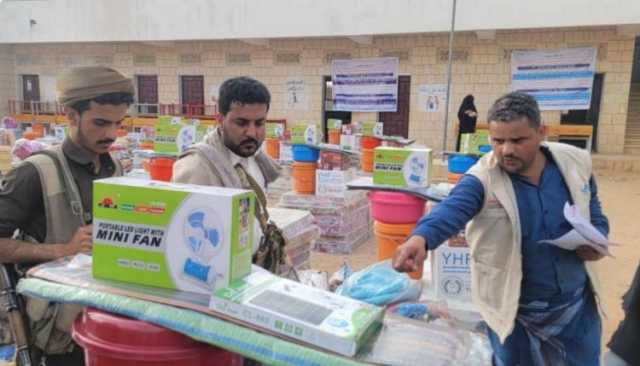 توزيع مساعدات إيوائية لـ 513 أسرة نازحة ومتضررة في مجزر بمأرب