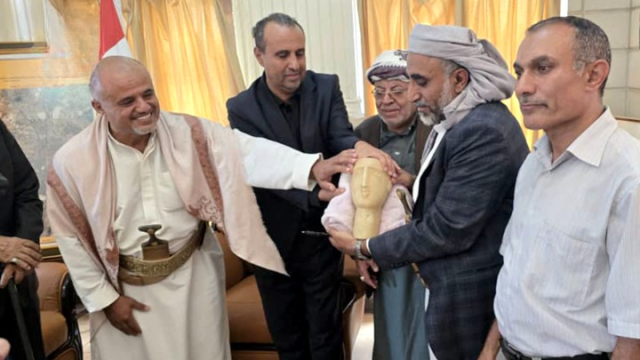 بروح وطنية عالية .. مواطن يسلّم كنزًا أثريًا نادرًا لحفظ تراث اليمن (تفاصيل)