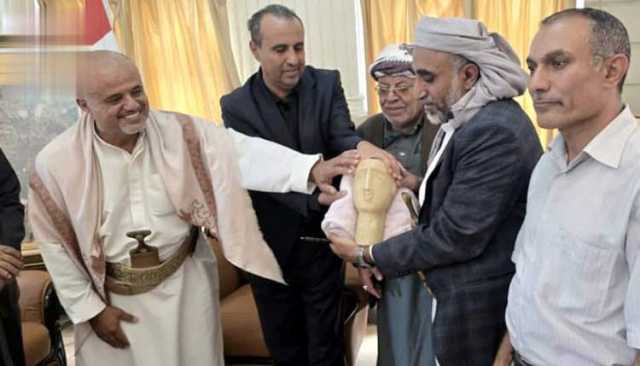 رأس ملك سبئي يعود للوطن.. مواطن يسلّم قطعة أثرية نادرة إلى هيئة الآثار