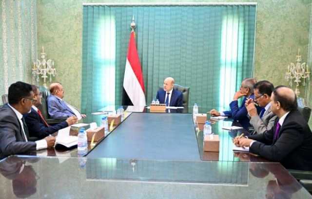 البركاني يفشل في ترميم شرخ العليمي وطارق وسط طموحات للانقلاب داخل مجلس العمالة