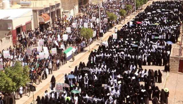 مسيرتان حاشدتان بجامعتي صنعاء وعمران تضامناً مع غزة وتنديداً بجرائم التجويع الجماعية
