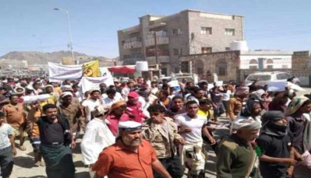 احتجاجات حاشدة في أبين تنديدًا بتدهور الأوضاع المعيشية