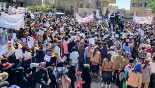تعز .. احتجاجات شعبية إثر مقتل محامي على يد قوات أمنية في التربة