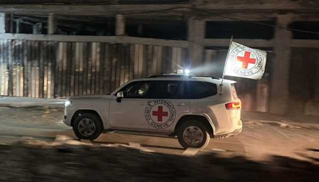 القسام وسرايا القدس تسلمان جثة أسير صهيوني للصليب الأحمر