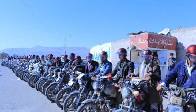 شرطة المرور تُوزع 500 خوذة على سائقي الدراجات النارية في العاصمة صنعاء