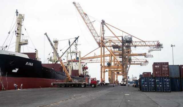 الحوثيون يرفعون الضرائب في ميناء الحديدة.. ويرفضون دفع رواتب الموظفين