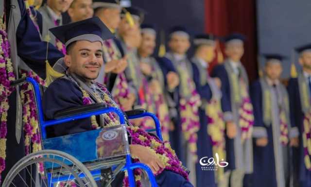 من كرسيه المتحرك… قصة نجاح لشاب يمني تتخطى الإعاقة وظروف الحرب