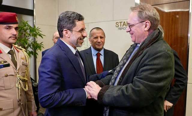 البحر الأحمر وملف السلام.. رئيس الوزراء اليمني يصل موسكو في أولى زياراته الخارجية