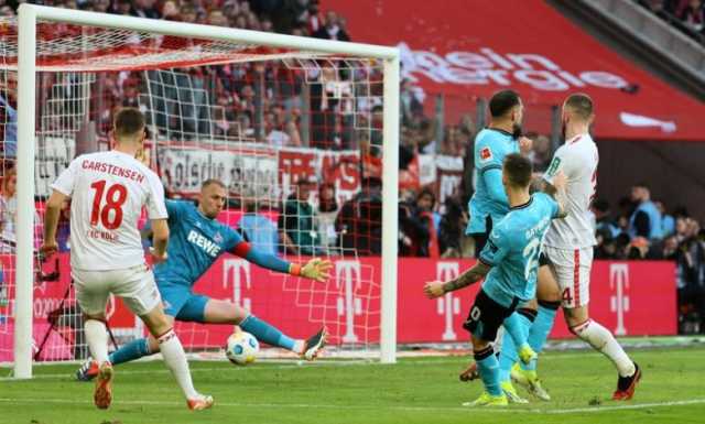 ليفركوزن يبتعد في صدارة دوري ألمانيا بفوزه على عشرة لاعبين من كولن
