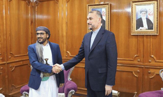 وزير الخارجية الإيراني يلتقي مسؤولاً حوثياً في مسقط