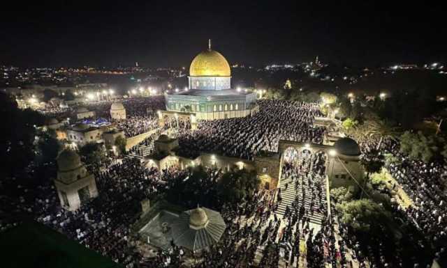 رغم القيود الإسرائيلية.. آلاف الفلسطينيين يحيون “ليلة القدر” في رحاب المسجد الأقصى