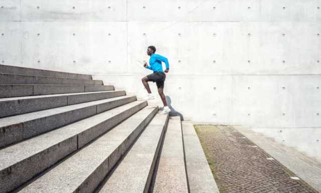 صعود السلالم يساعد في إطالة العمر وتحسين صحة القلب