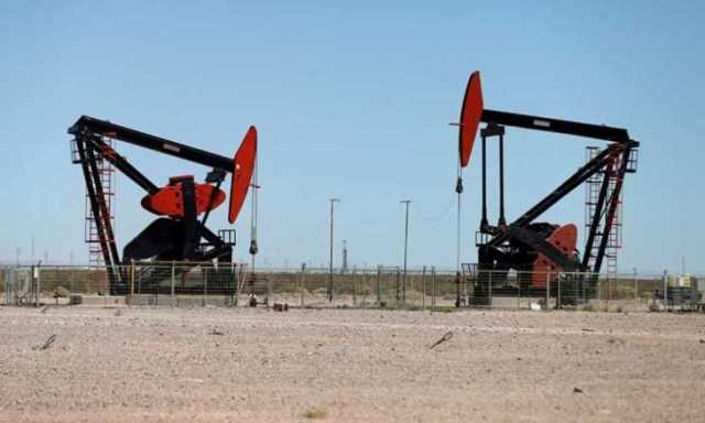 النفط يواصل تراجعه وسط مؤشرات على ضعف الطلب على الوقود وارتفاع الدولار
