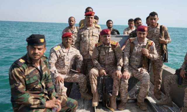 لجنة عسكرية تتفقد قوات بحرية في ميدي شمال غربي اليمن