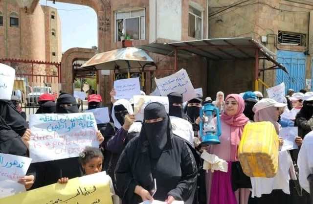 نساء تعز يتظاهرن للمطالبة بتحسين الخدمات الأساسية
