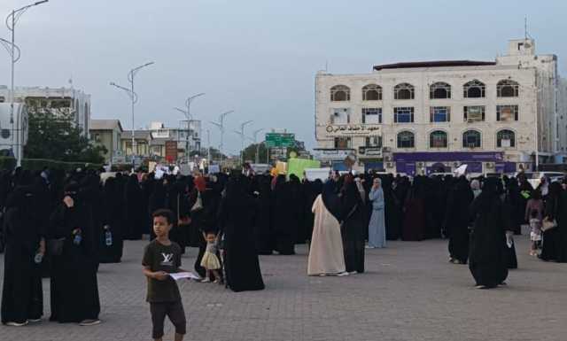 “ثورة النسوان” تشتعل من جديد في عدن.. احتجاجات ضد انهيار الخدمات وتدهور المعيشة
