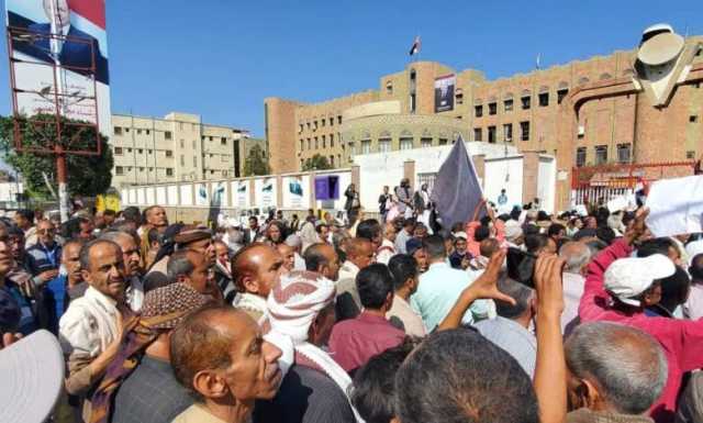 تظاهرة حاشدة لمعلمي تعز للمطالبة بصرف الرواتب المتأخرة