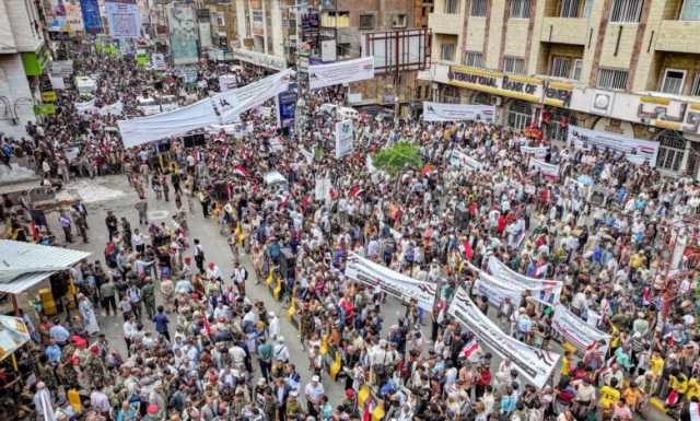 آلاف المحتجين في تعز يجددون المطالبة باستعادة الدولة وإنهاء انقلاب الحوثيين