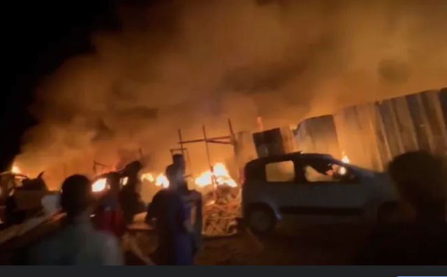 عشرات الضحايا بقصف مخيم للنازحين في رفح