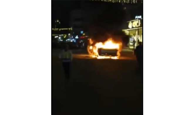 بالفيديو.. النيران تشتعل داخل سيارة في بغداد