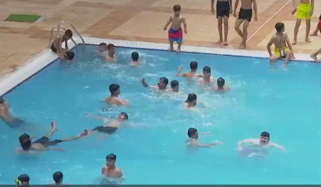 الأمواج الزرقاء وسيلة للنجاة من جحيم الصيف العراقي