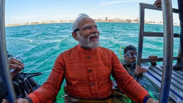 رئيس الوزراء الهندي يصلي في قاع بحر العرب