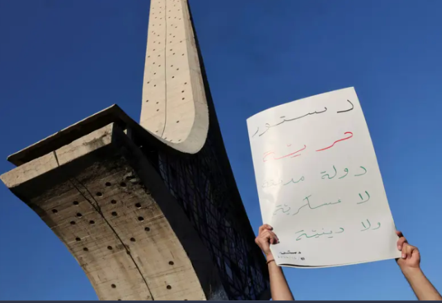 “الدين لله والوطن للجميع”: مظاهرة مدنية تهز ساحة الأمويين في دمشق