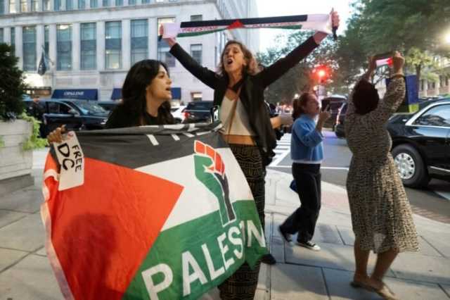 هتلر عصرنا: مؤيدون للفلسطينيين يواجهون ترامب في مطعم بواشنطن