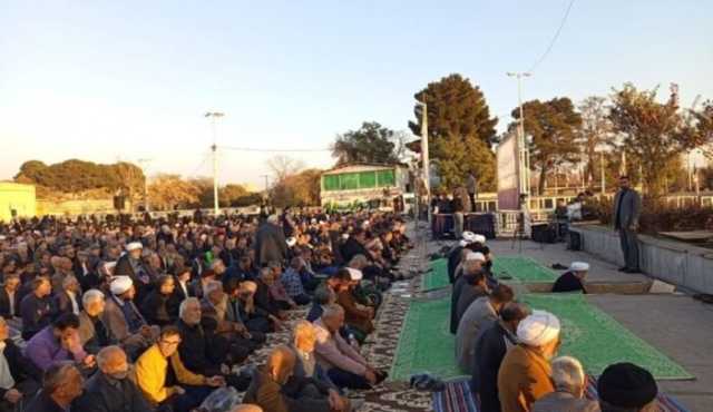 مئات الإيرانيين يؤدون صلاة الاستسقاء في طهران في ظل انحباس المطر