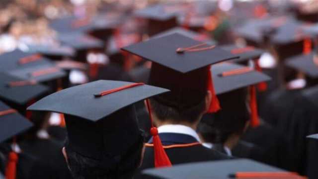 طلبة بإحدى كليات ميسان يتعرضون لإصابات لسقوط مدرج تخرجهم
