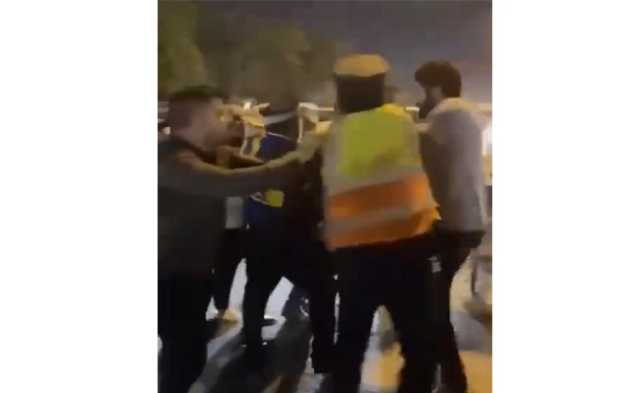 بالفيديو.. مشاجرة بين امرأة ورجل المرور في بغداد