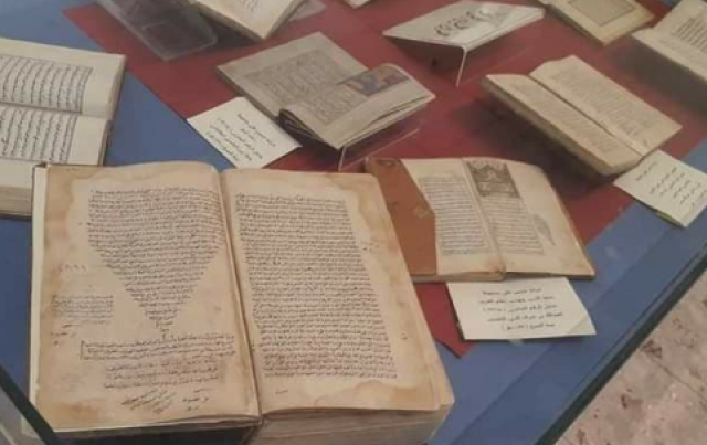 رئيس الوزراء يؤكد دعم الحكومة للعتبة العلوية بنفائس الكتب والمخطوطات