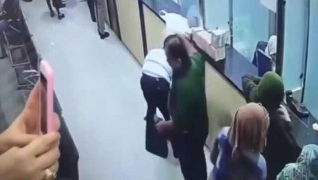 بالفيديو.. كاميرات المراقبة توثق سرقة مبلغ من المال في احدى المصارف العراقية