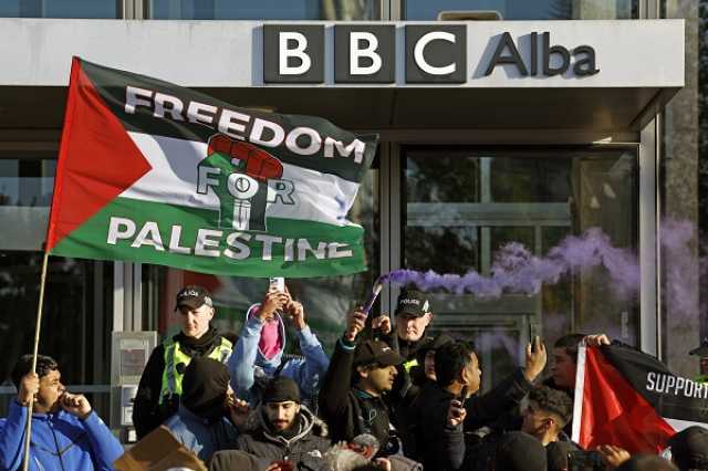 “التلغراف”: موظفو “بي بي سي” يبكون بالمراحيض بسبب التساهل مع إسرائيل