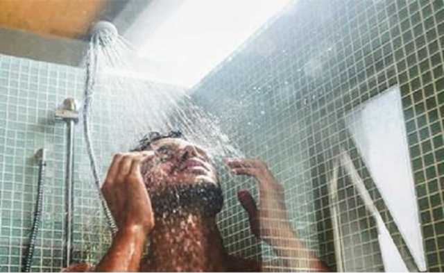 الأطباء يحذرون من غسل جزء في الجسم خلال الاستحمام