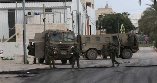 الجيش الإسرائيلي يقتحم مدنا وبلدات في الضفة ويحاصر مخيم طولكرم