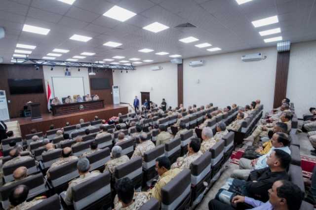 بن مبارك يلتقي قيادة وزارة الدفاع ويؤكد أن الرهان معقود على الجيش لإحلال السلام في اليمن