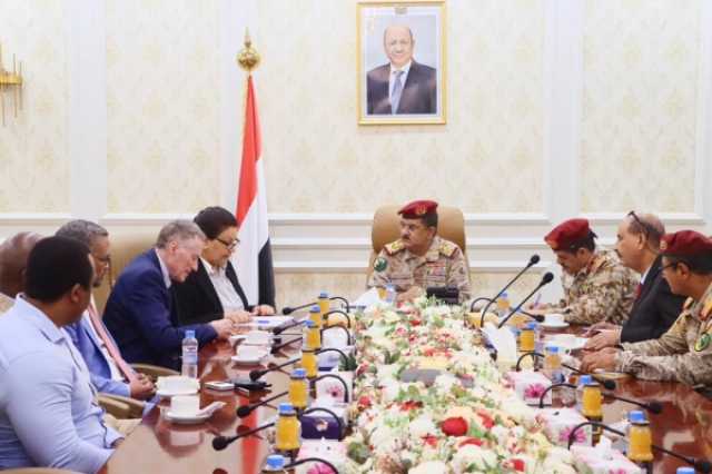 وزير الدفاع لرئيس بعثة 'أونمها': زيادة تهريب الأسلحة الإيرانية عبر ميناء الحديدة بعد اتفاق 'استكهولوم'