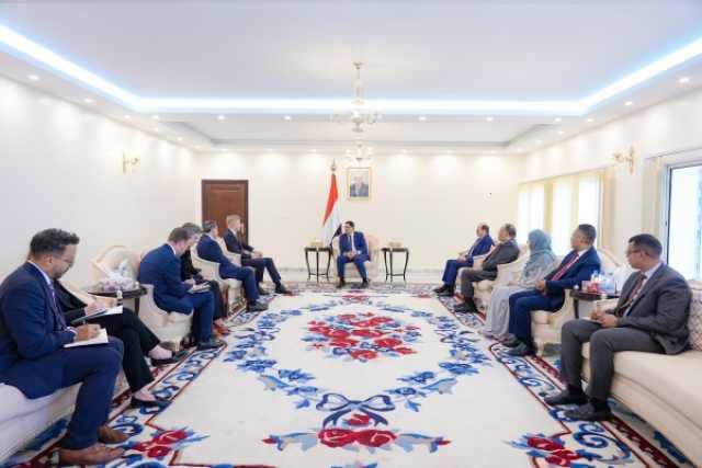 بن مبارك يلتقي غروندبرغ في عدن ويؤكد بأنه لا يمكن السكوت على الحرب الحوثية على النفط والقطاع المصرفي