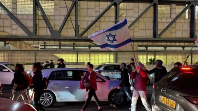 متظاهرون إسرائيليون يغلقون شارعا في تل أبيب احتجاجا ضد الحكومة