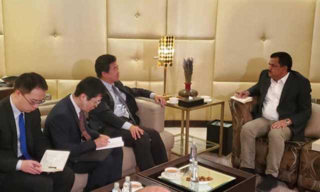 وزير الدفاع يناقش مع القائم بأعمال الصينية الهجمات الحوثية في البحر الأحمر 