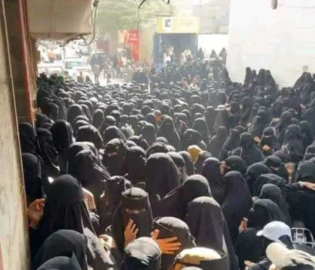 نساء يحتشدن.. صورة في اليمن تُثير الجدل.. هل في صنعاء أم تعز؟