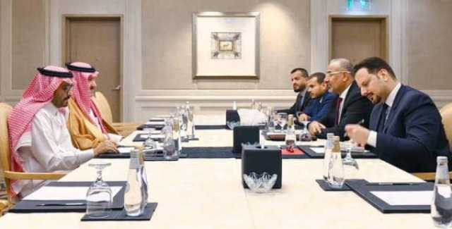 الزبيدي يبحث مع السفير السعودي الجهود السياسية والأوضاع الاقتصادية في اليمن