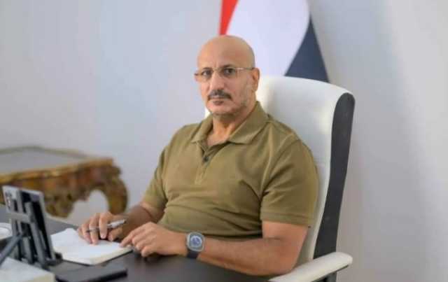 طارق صالح يدعو الحوثيين لتسليم صنعاء وقيادي حوثي يرد: إذا غضب الله على نملة طلّع لها ريش